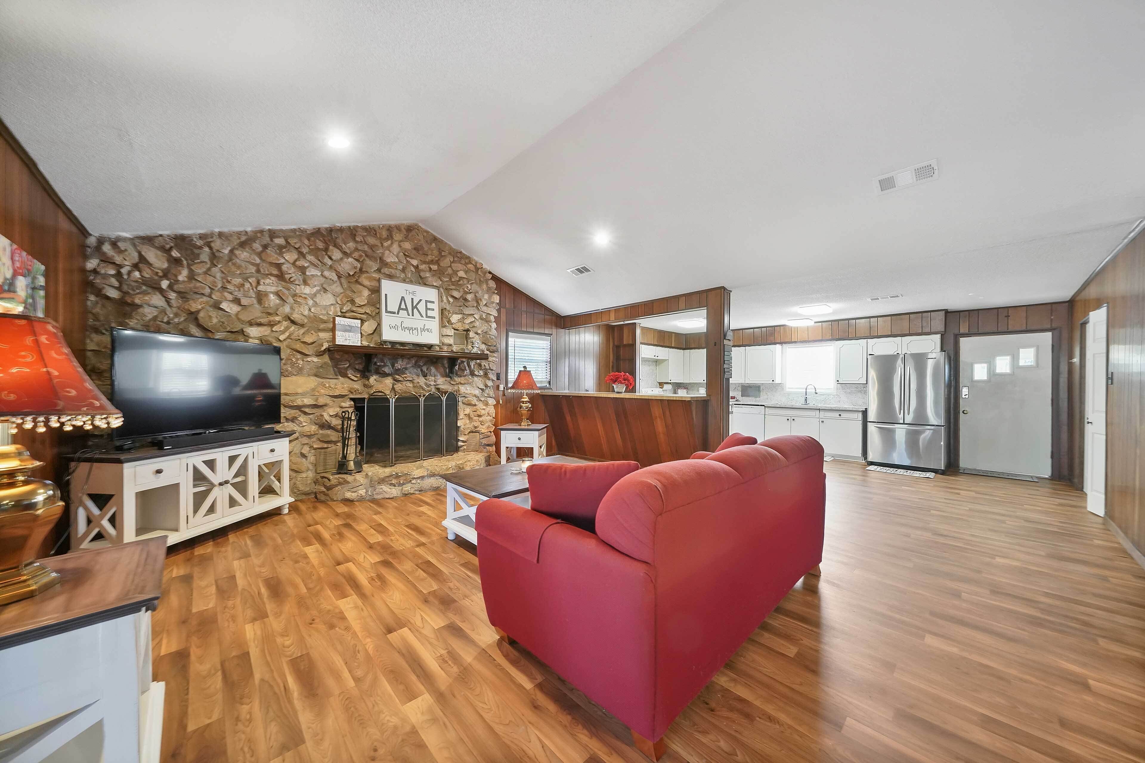 Peaceful Waterfront Hemphill House on 7 Acres