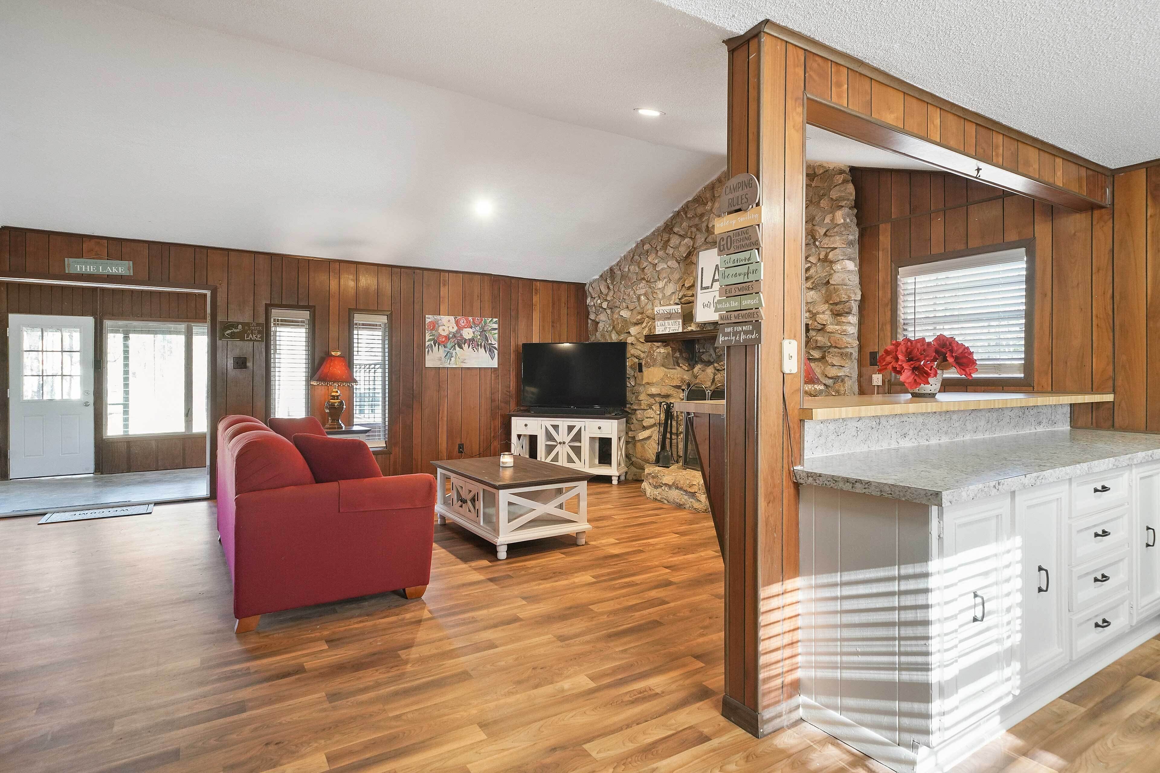 Peaceful Waterfront Hemphill House on 7 Acres