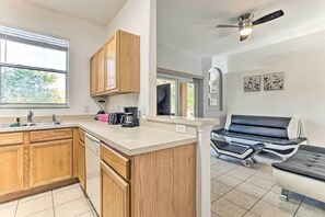 Apartment (4 Bedrooms) | Private kitchen - Regal Palms Resort Townhome ~ 11 Mi to Disney (Davenport)