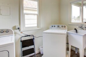 House (5 Bedrooms) | Interior - Charming Eugene Vacation Rental - 3 Mi to Downtown (Eugene)