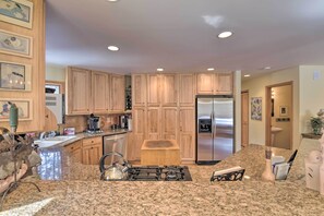 Casa (5 Bedrooms) | Cocina privada | Microondas, horno, parrilla de estufa y lavavajillas