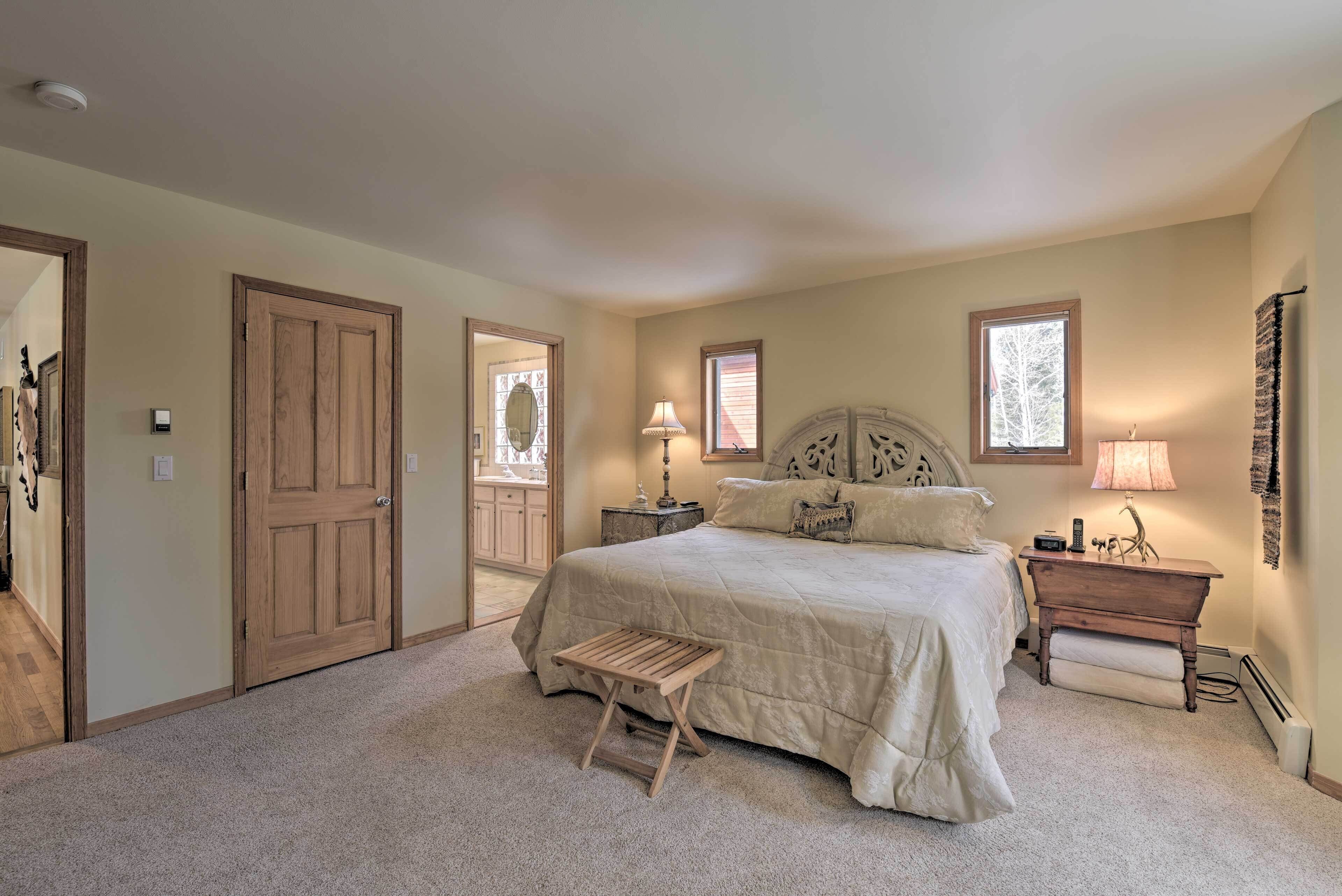 Angel Fire Escape w/ Deck < 4 Miles to Ski Resort!