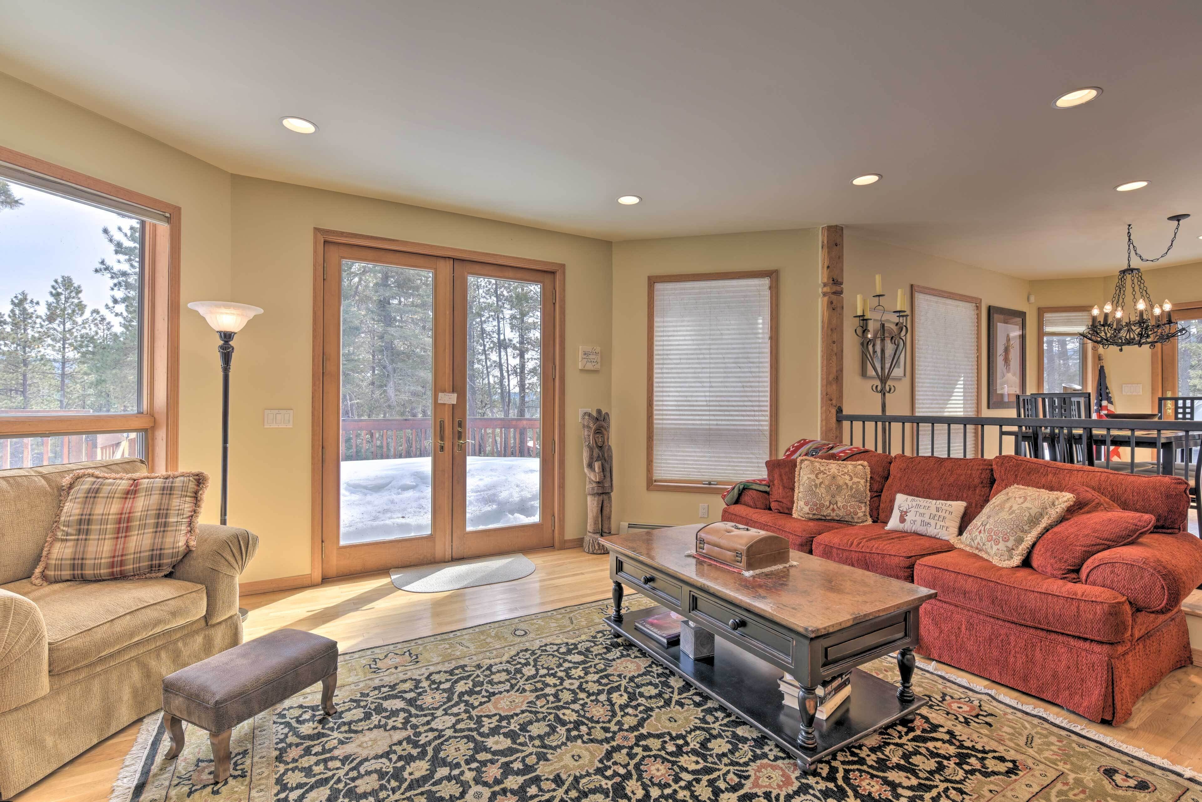 Angel Fire Escape w/ Deck < 4 Miles to Ski Resort!