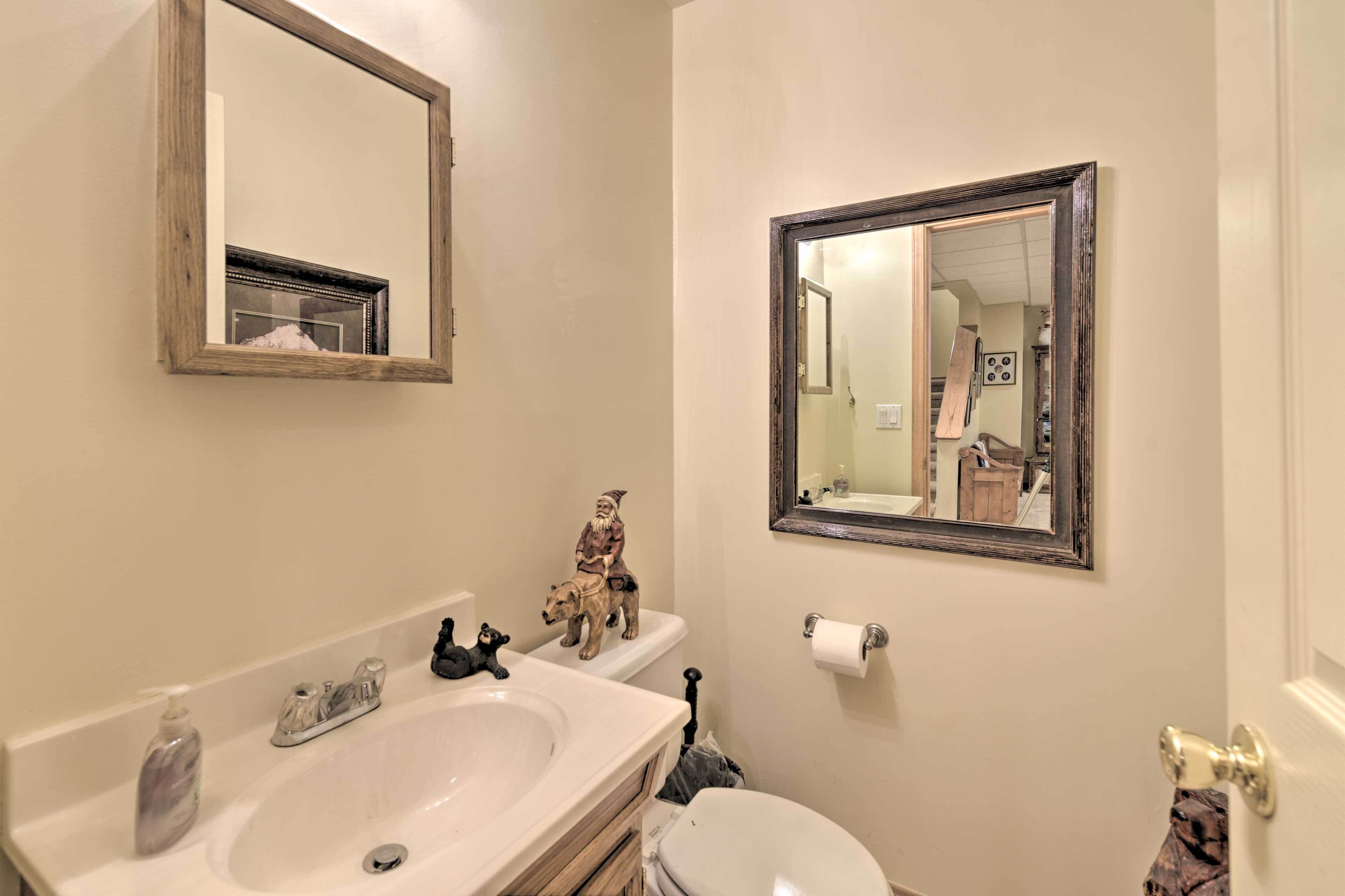 Ein Badezimmer mit Waschbecken, Toilette und zwei Spiegeln.
