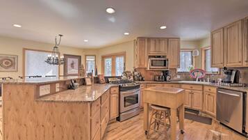 House (5 Bedrooms) | Interior