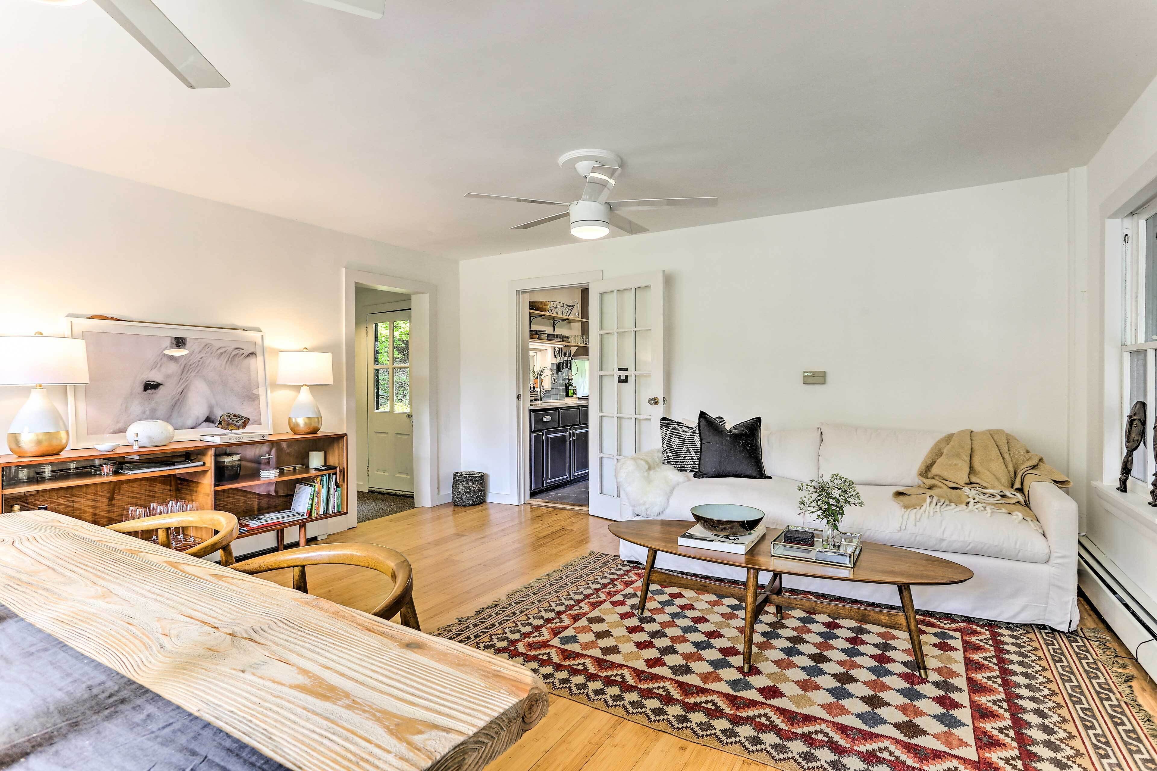 Lush, Charming 1800s Farmhouse on Secluded Oasis!