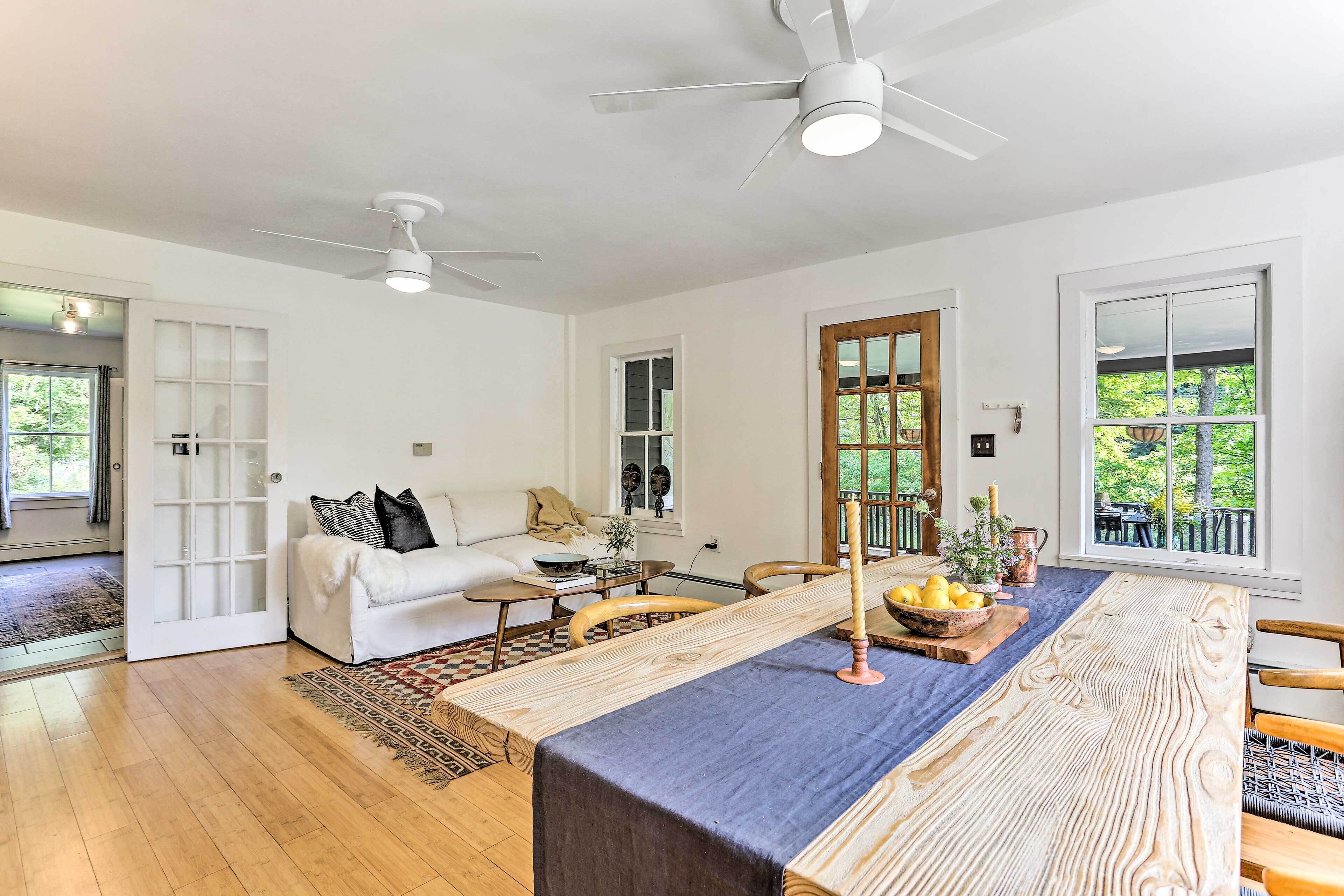 Lush, Charming 1800s Farmhouse on Secluded Oasis!