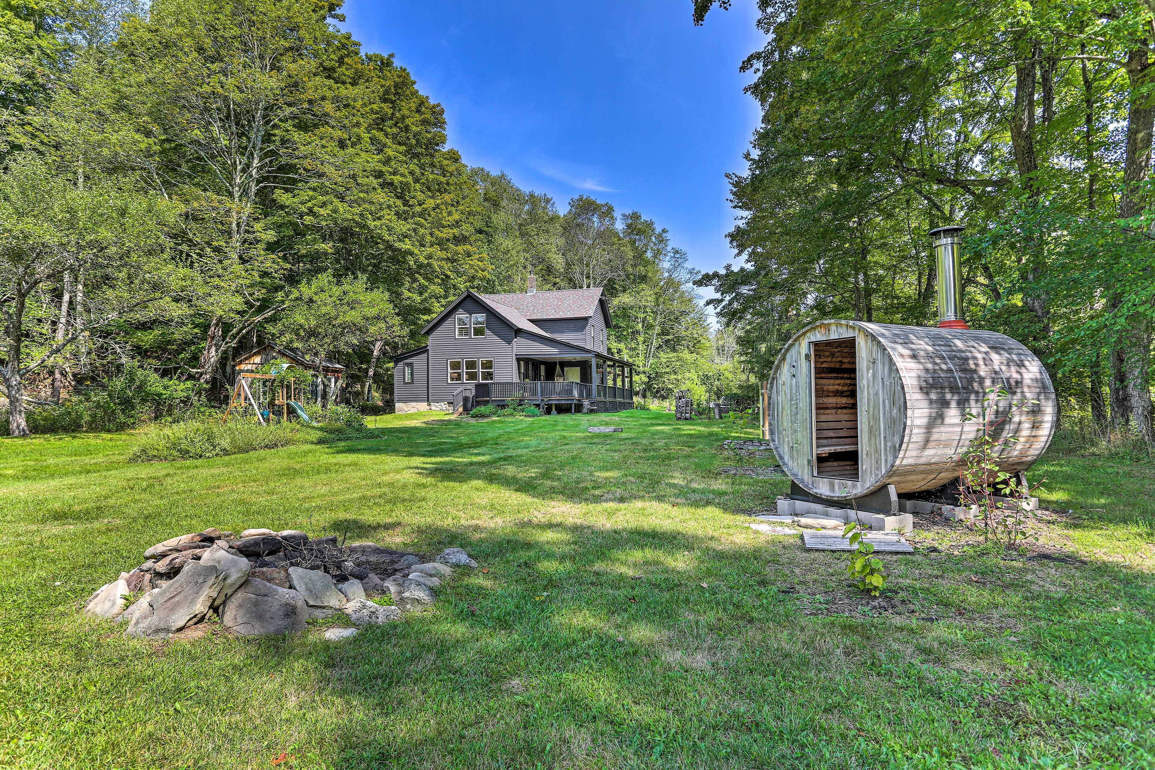Lush, Charming 1800s Farmhouse on Secluded Oasis!