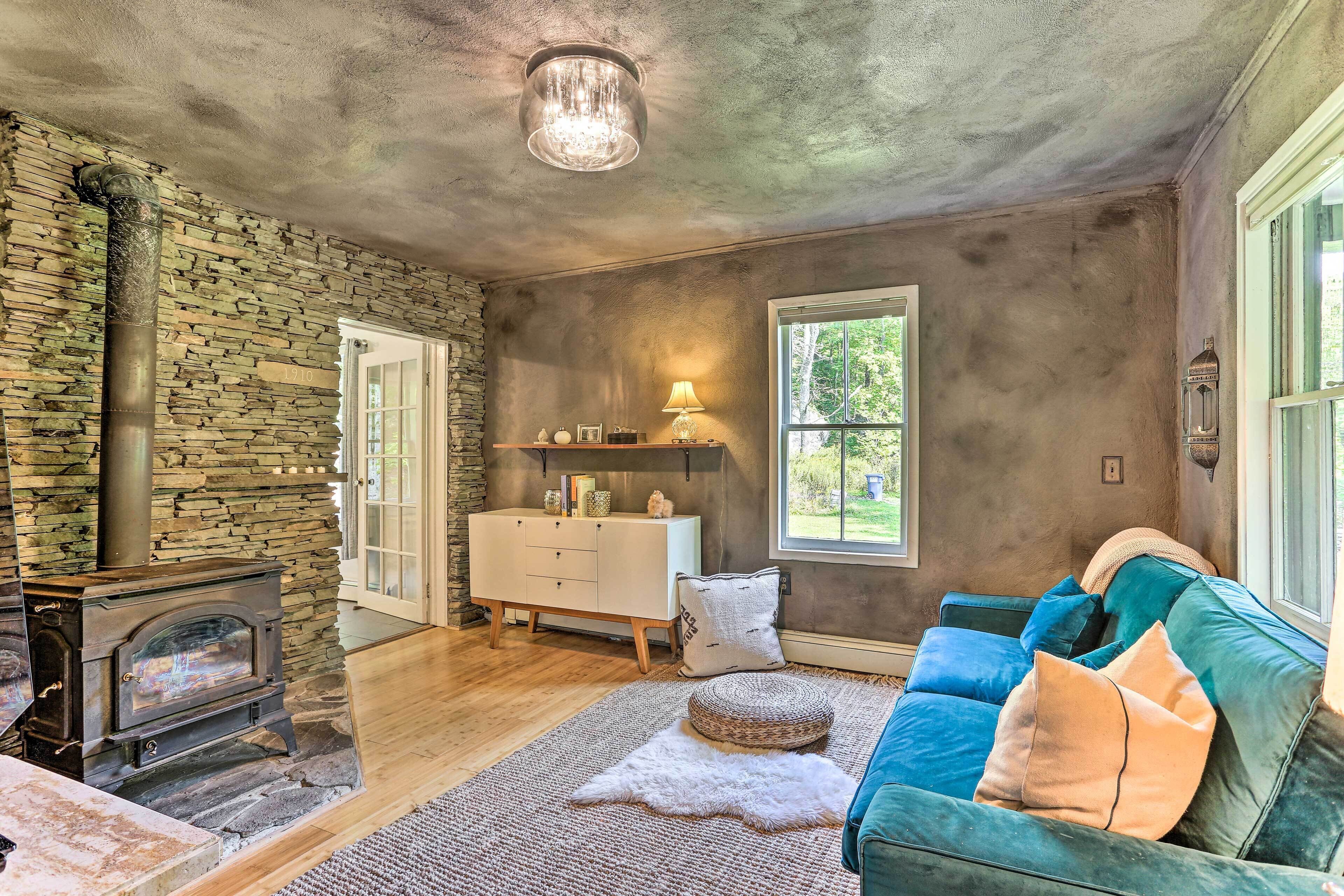 Lush, Charming 1800s Farmhouse on Secluded Oasis!
