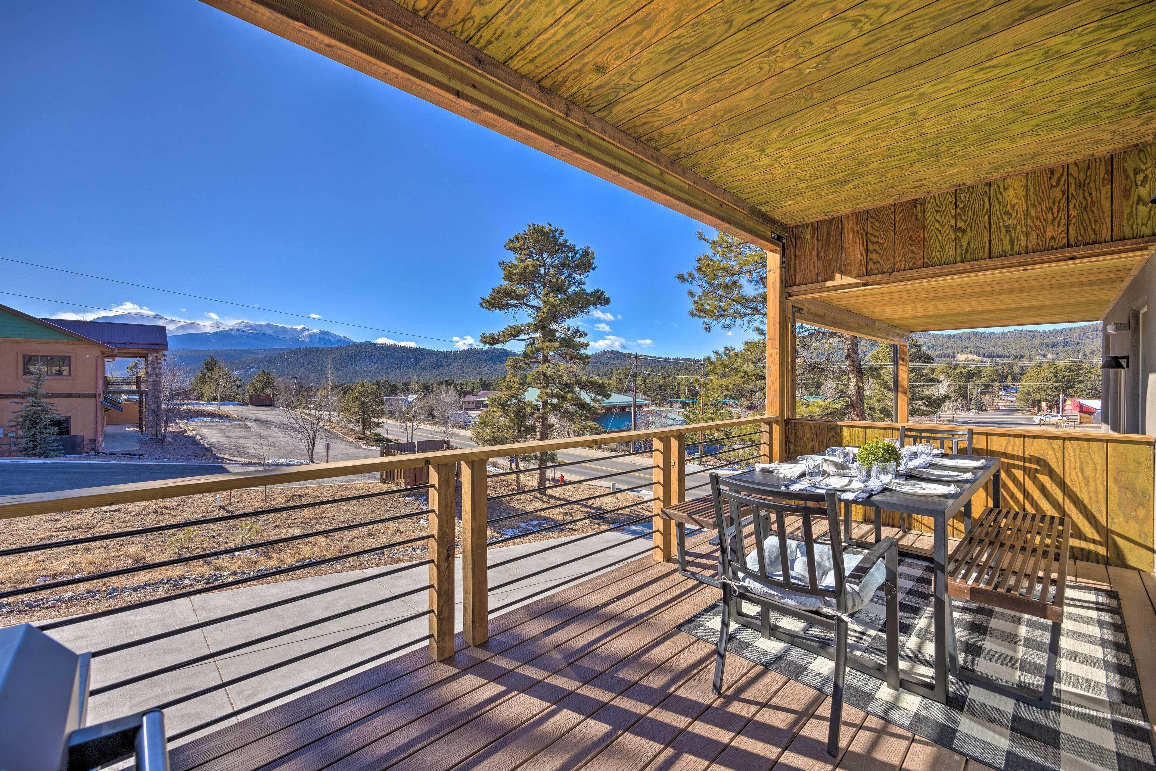 Woodland Park Townhome w/ Hot Tub & Mtn Views!