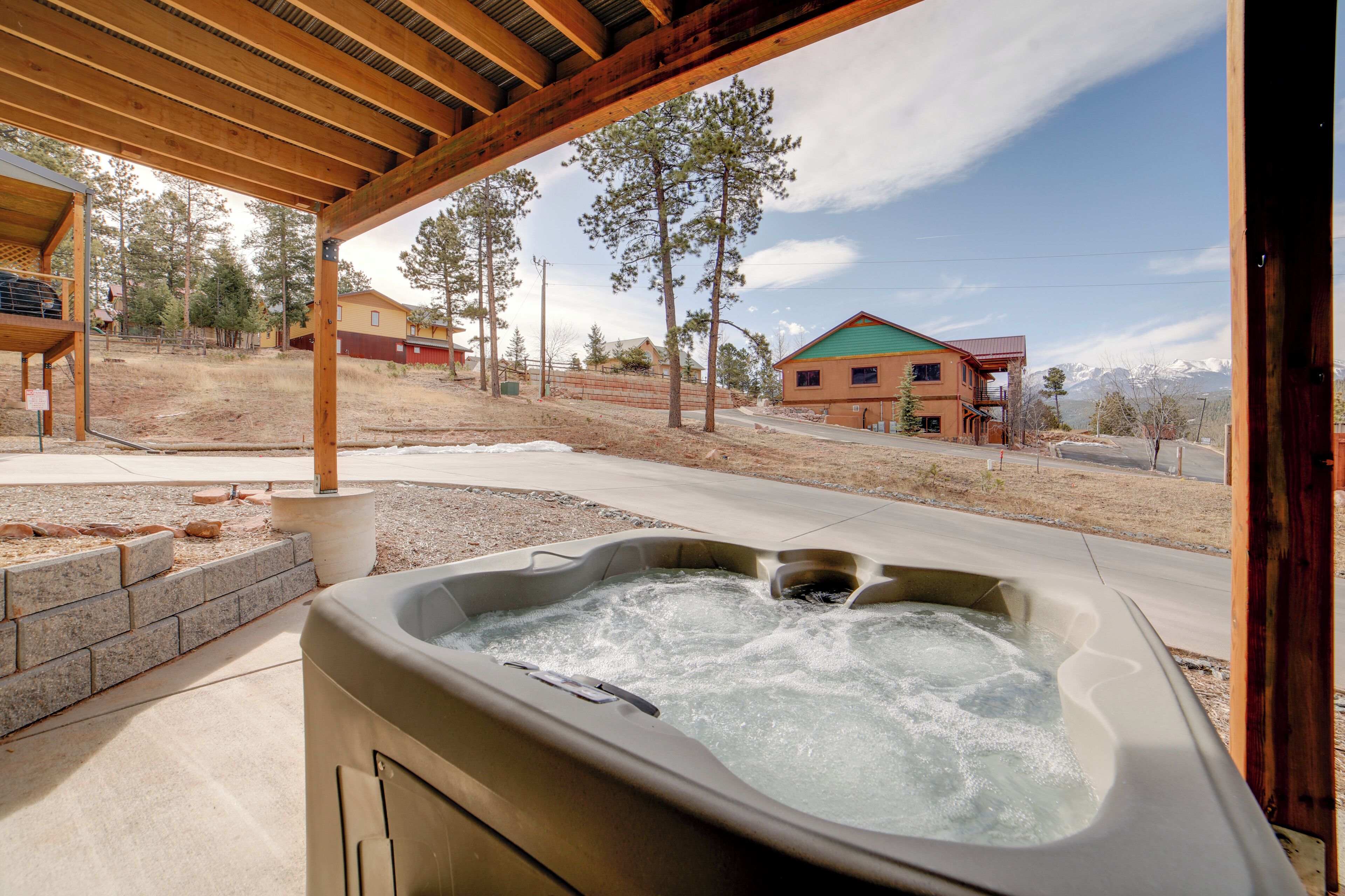 Woodland Park Townhome w/ Hot Tub & Mtn Views!
