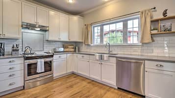 House (5 Bedrooms) | Interior