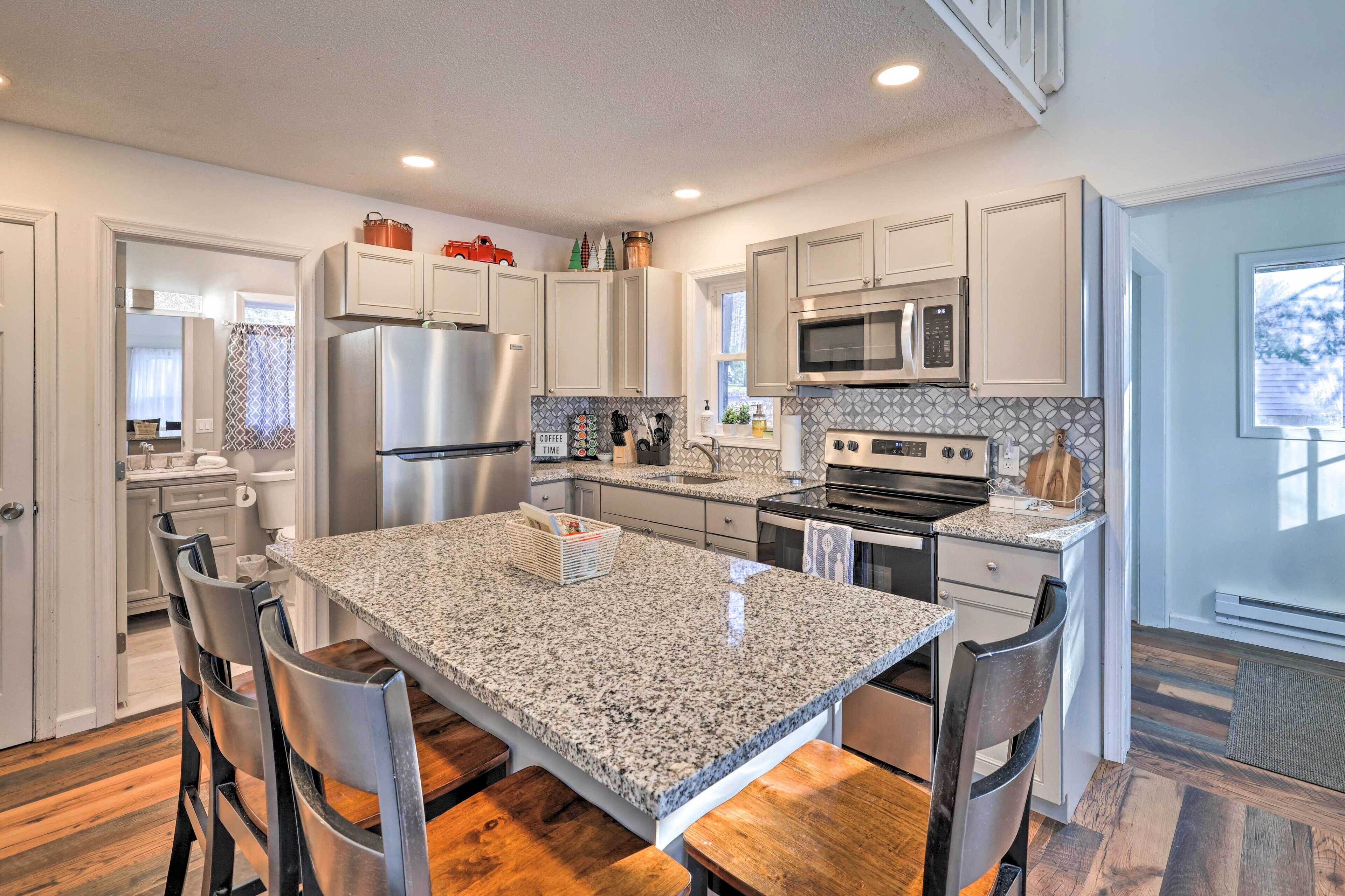 Cozy Tobyhanna Cottage w/ Private Hot Tub!