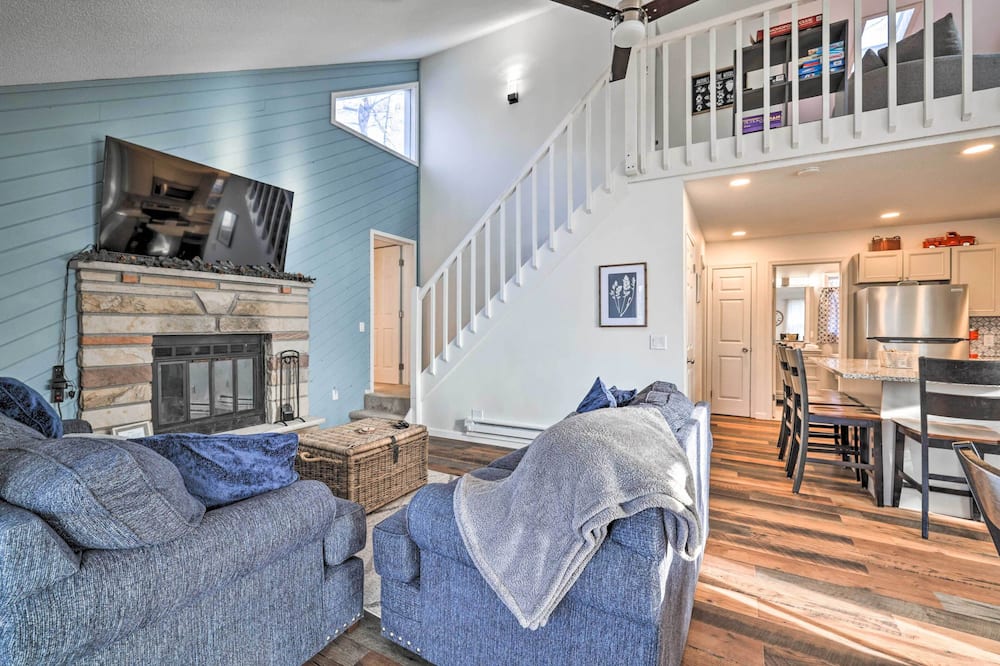 Hot Tub, Fire Pit & Game Room: Tobyhanna Home! - Devils Hole Creek, PA