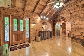 House (5 Bedrooms) | Interior