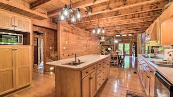 Nhà (5 Bedrooms) | Bếp riêng | Ghế cao cho trẻ em, dụng cụ nấu nướng/bát dĩa/dao nĩa, khăn giấy