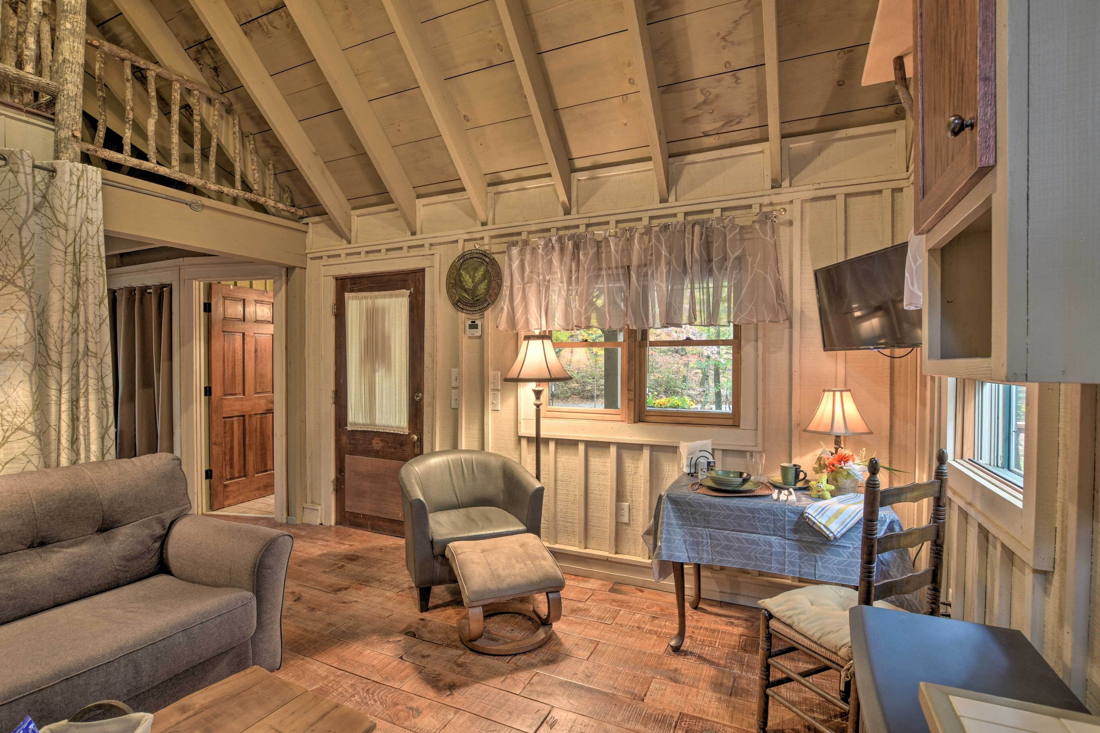 Restful Creekside Retreat by Table Rock State Park