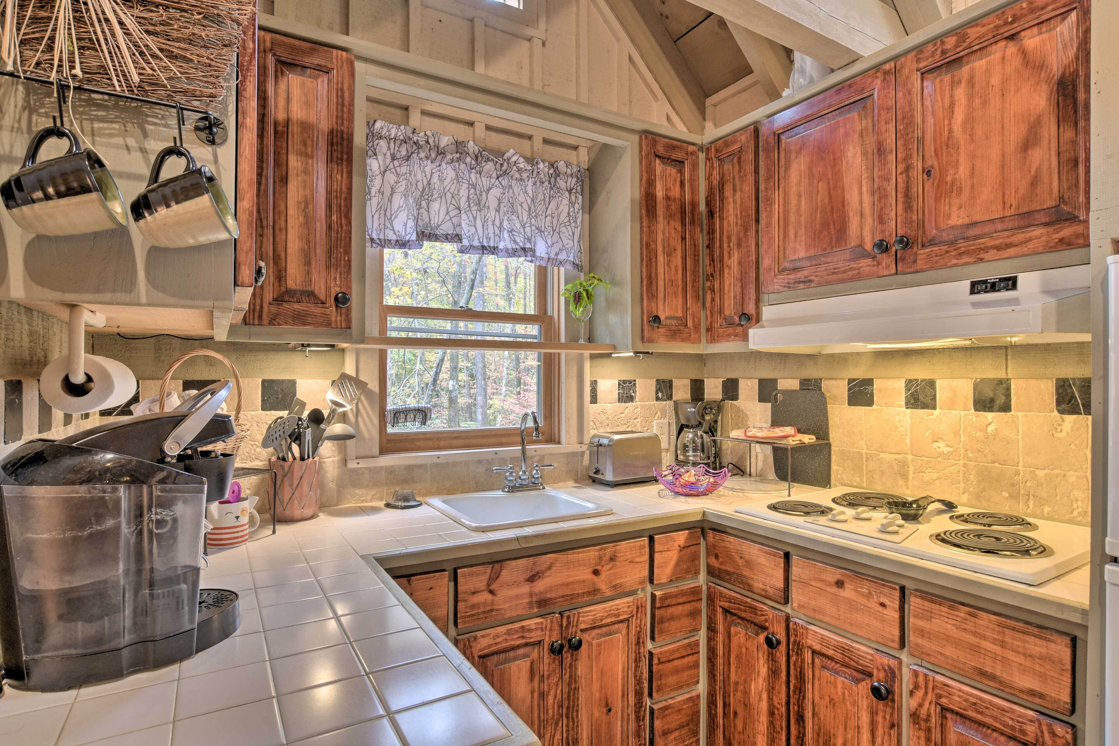 Restful Creekside Retreat by Table Rock State Park