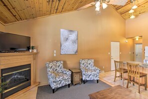 Una televisión, una chimenea