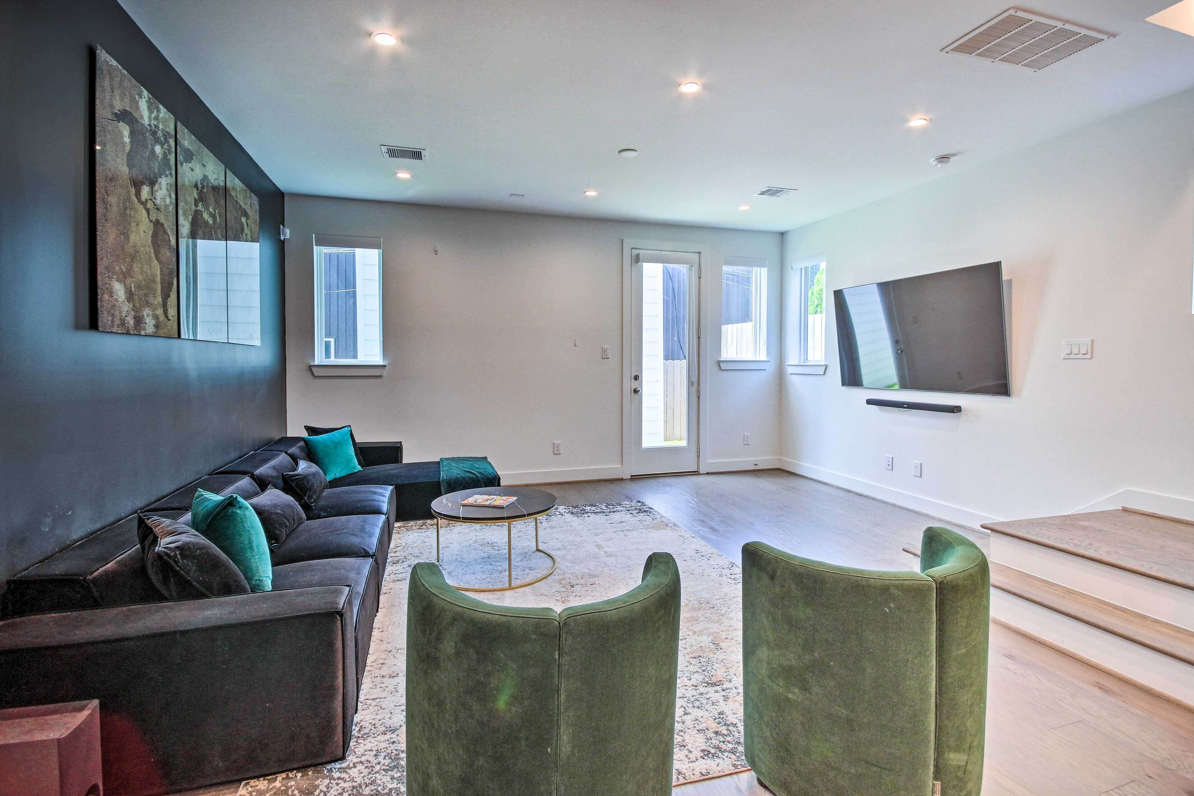 Stylish Home: Balcony < 2 Mi to The Galleria!