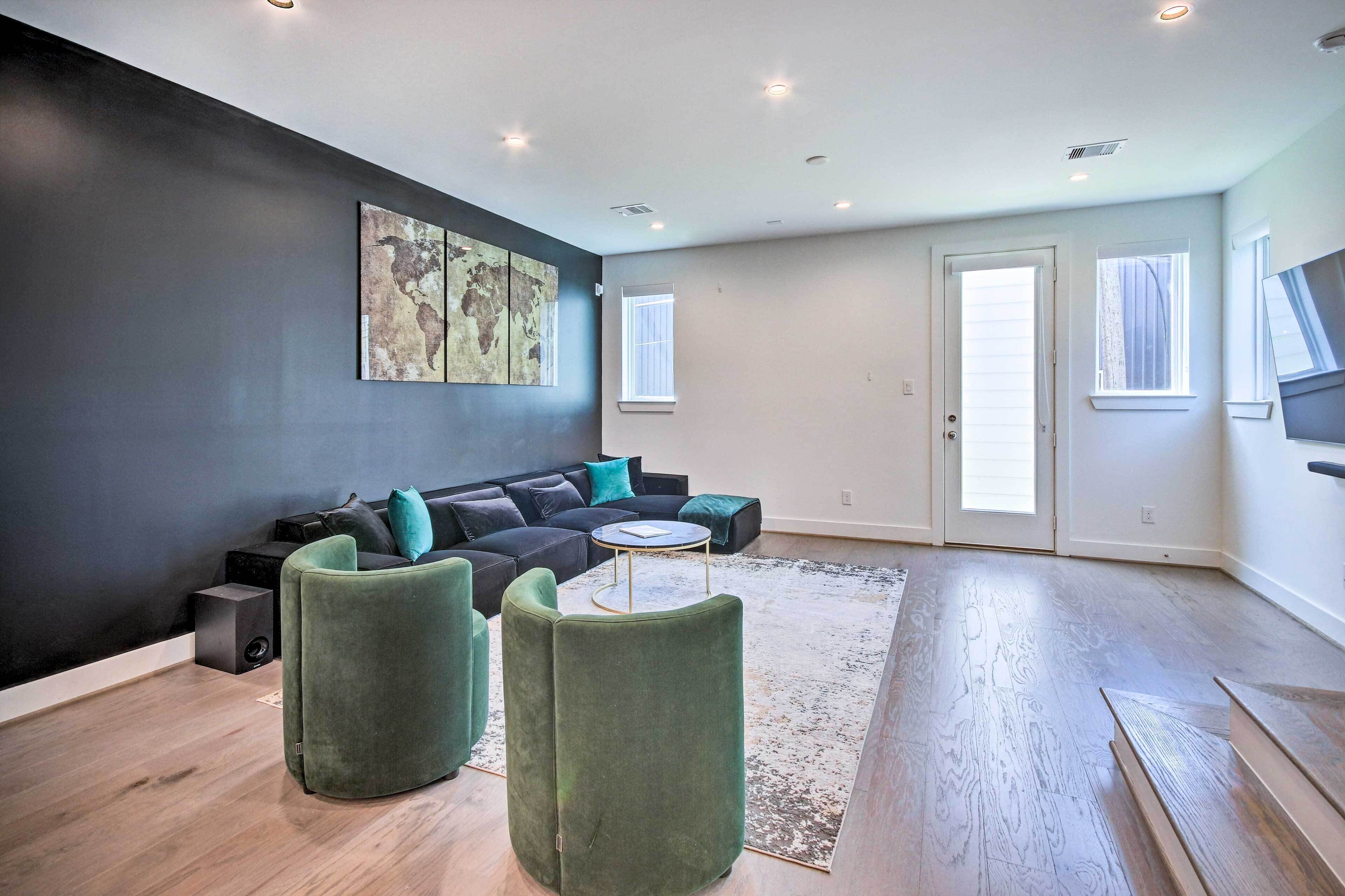 Stylish Home: Balcony < 2 Mi to The Galleria!