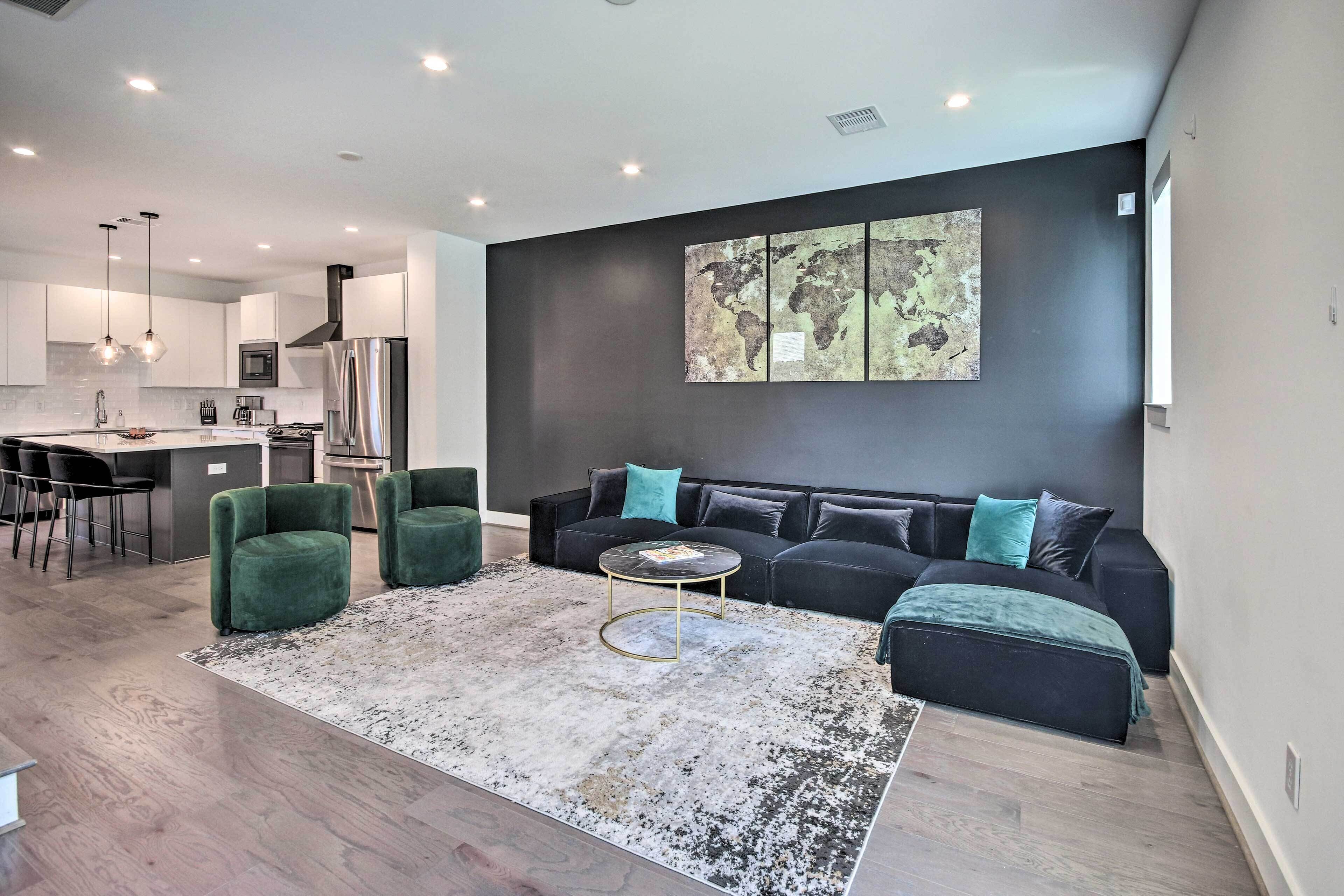 Stylish Home: Balcony < 2 Mi to The Galleria!