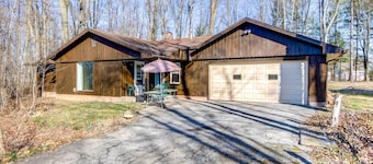 Pet-friendly Youngstown Cottage w/ Yard