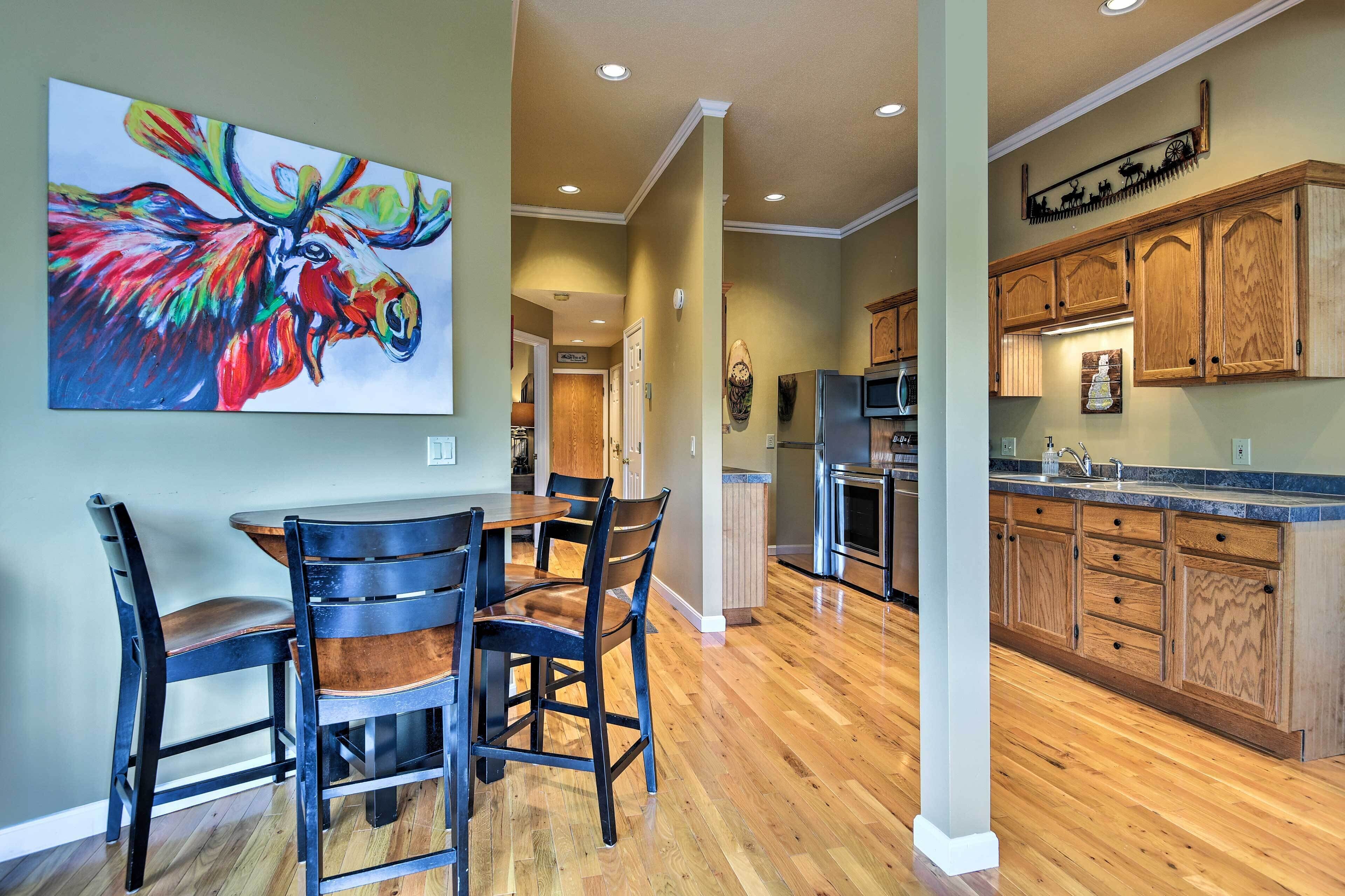 Lincoln Condo w/ Mtn Views, 2 Miles to Ski Resort!