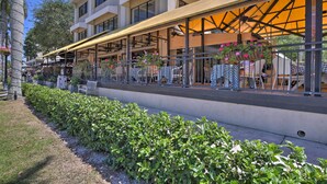Un hotel amb terrassa exterior, un pati cobert i un jardí ben cuidat.