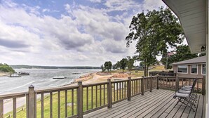 Front of property - Walk to Boat Ramp! Lakefront Home w/ Deck in Afton (Afton)