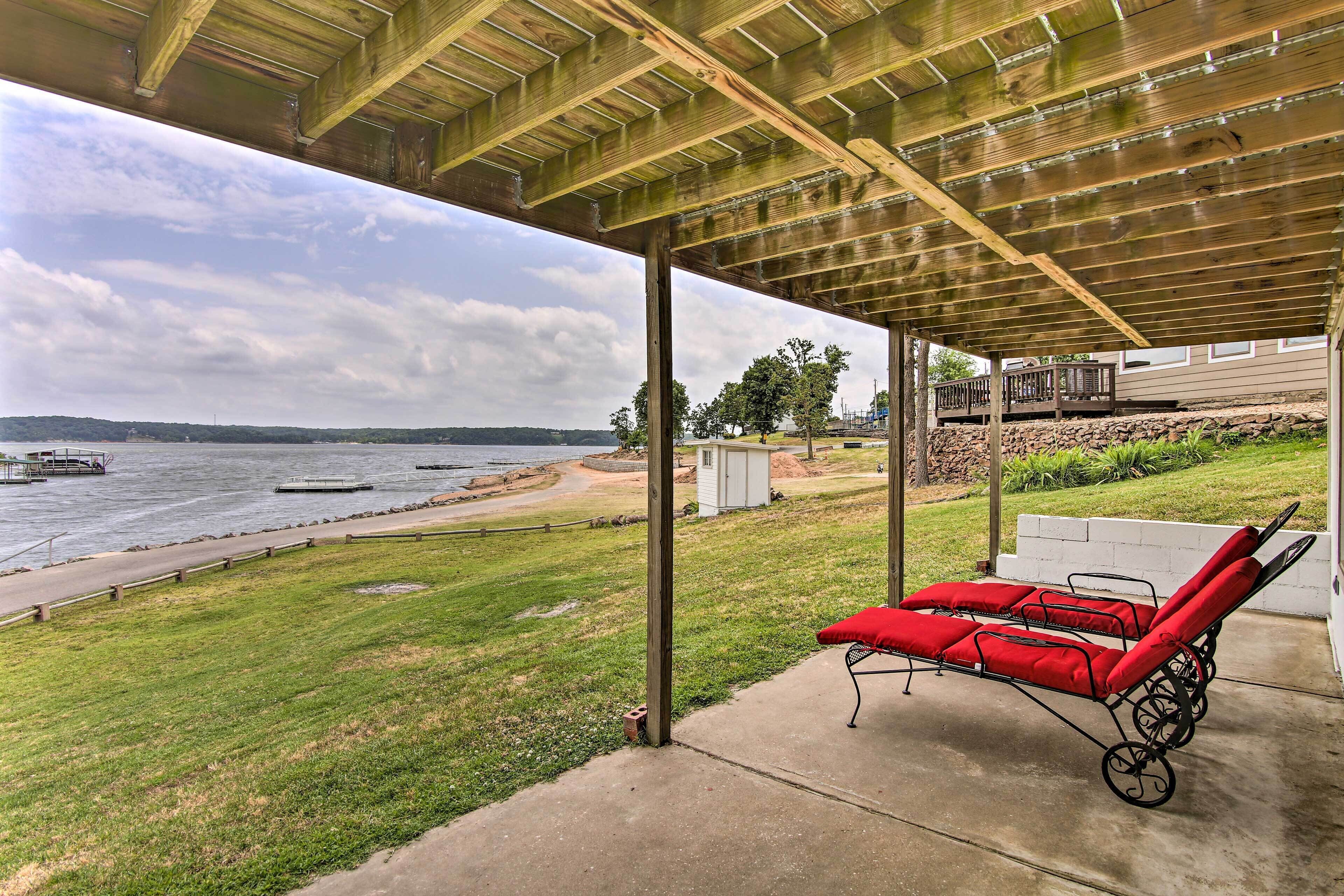 Updated Lakefront Cottage: Walk to Boat Ramp!