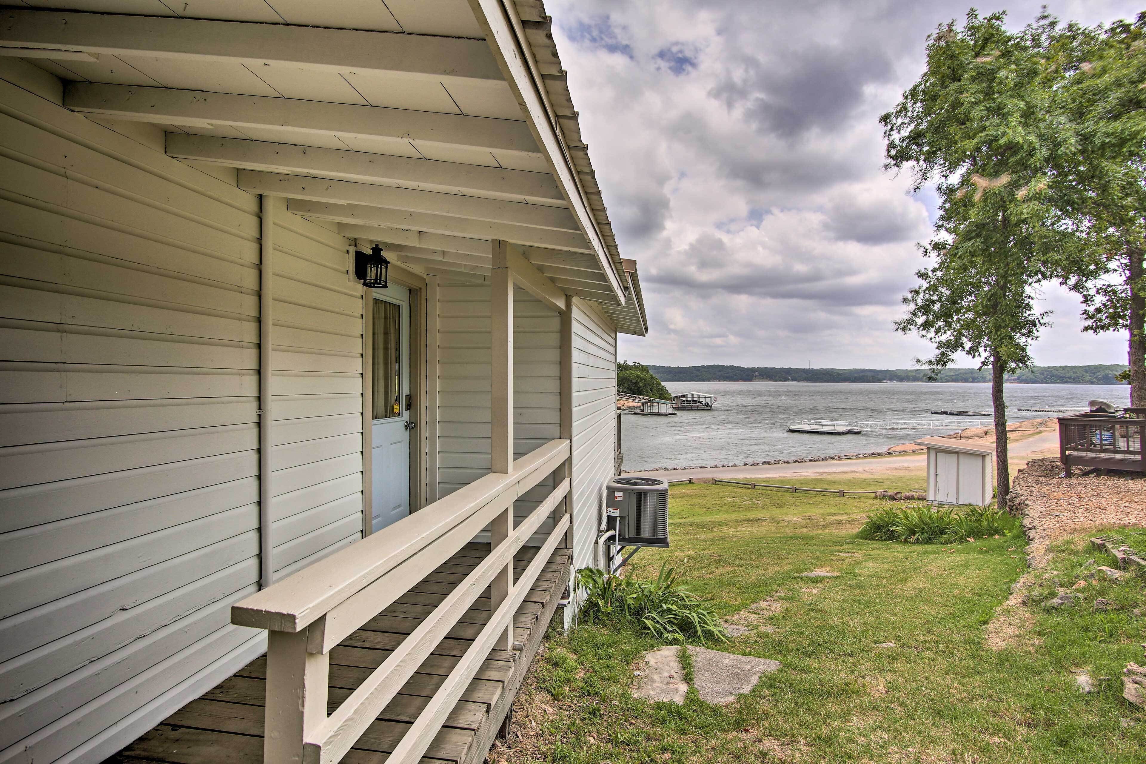 Updated Lakefront Cottage: Walk to Boat Ramp!