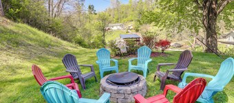 Fire Pit & Game Room: Family Home in Marshall