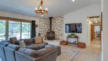 House (4 Bedrooms) | Living area | TV, table tennis, books