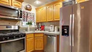 Maison (2 Bedrooms) | Cuisine privée | Four à micro-ondes, un four, surface de cuisson, lave-vaisselle