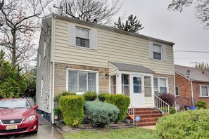 Interior - Newark Home w/ Deck & Fire Pit, 16 Mi to Nyc! (Newark)