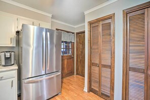 House (3 Bedrooms) | Interior - Serene Johnson City Home w/ Mountain Views (Johnson City)