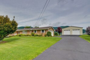 House (3 Bedrooms) | Interior - Serene Johnson City Home w/ Mountain Views (Johnson City)