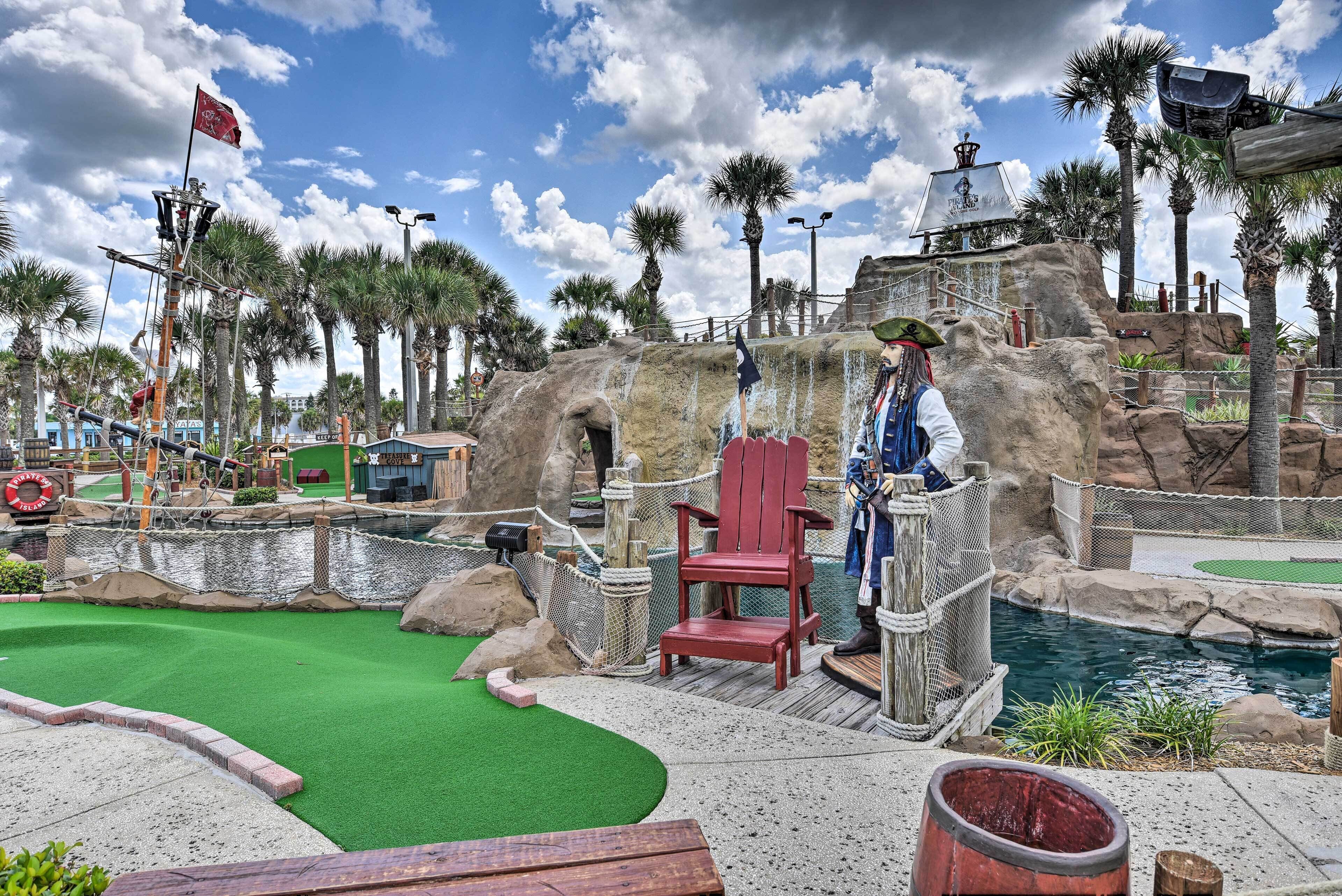Ein Minigolfplatz mit Piraten-Thema, darunter ein Rettungsring, eine Schatzkiste und eine Piratenfigur.