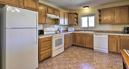 Pet-friendly Grand Junction Townhome w/ Yard!