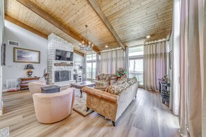 TV, fireplace, books - Serene Alto Cabin w/ Mountain Views & Fire Pit! (Alto)