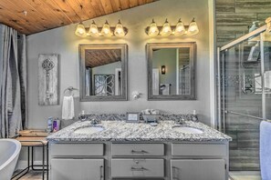 House (5 Bedrooms) | Bathroom | Bathtub