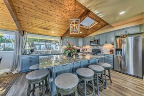 Microwave, oven, stovetop, dishwasher - Serene Alto Cabin w/ Mountain Views & Fire Pit! (Alto)