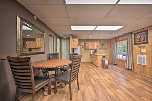 Apartment (2 Bedrooms) | Interior - John Wayne' Apartment - Deck, Bbq, Horses On-site (Huntingdon)