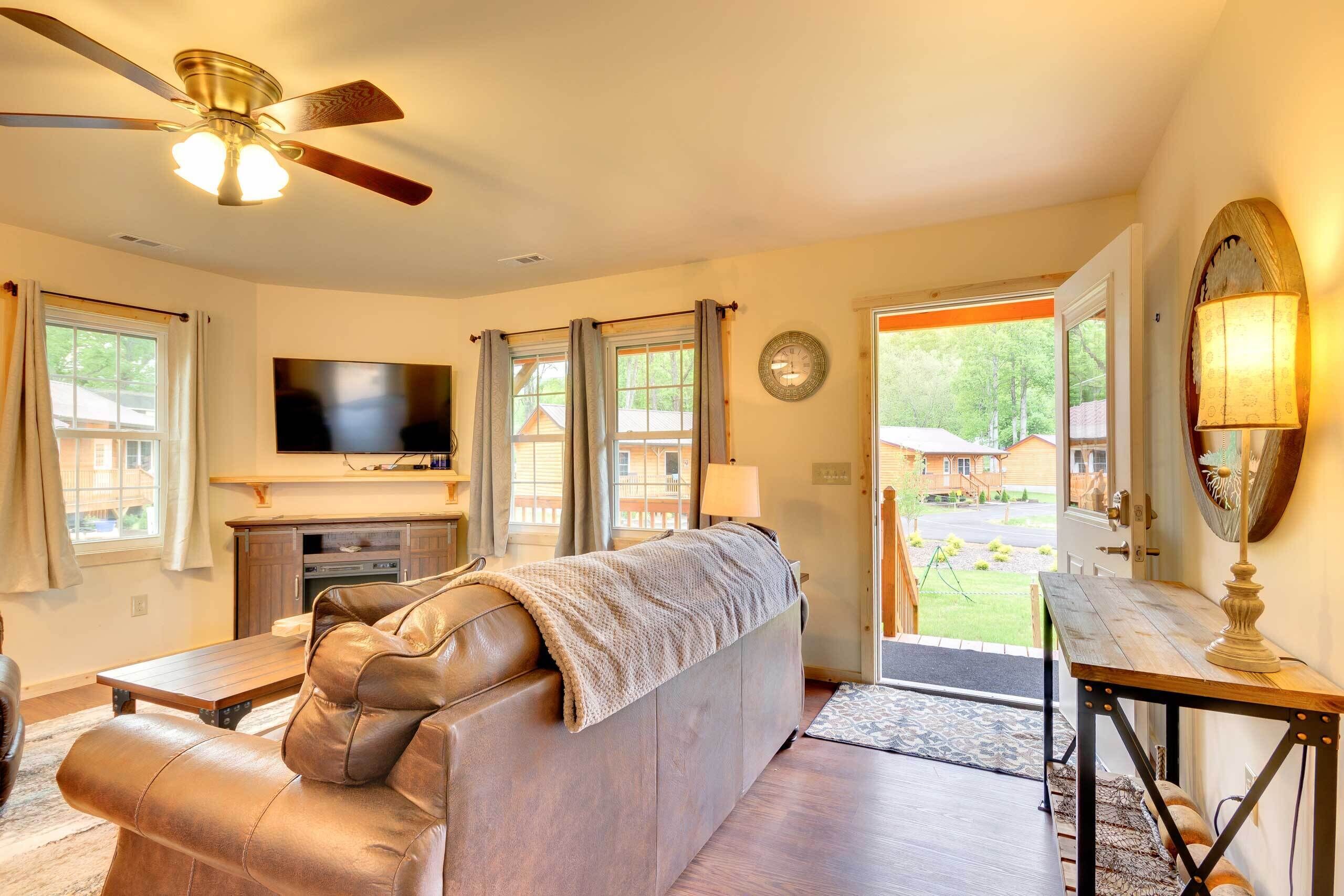 Cozy Cabin on Tuckasegee River - Near Bryson City