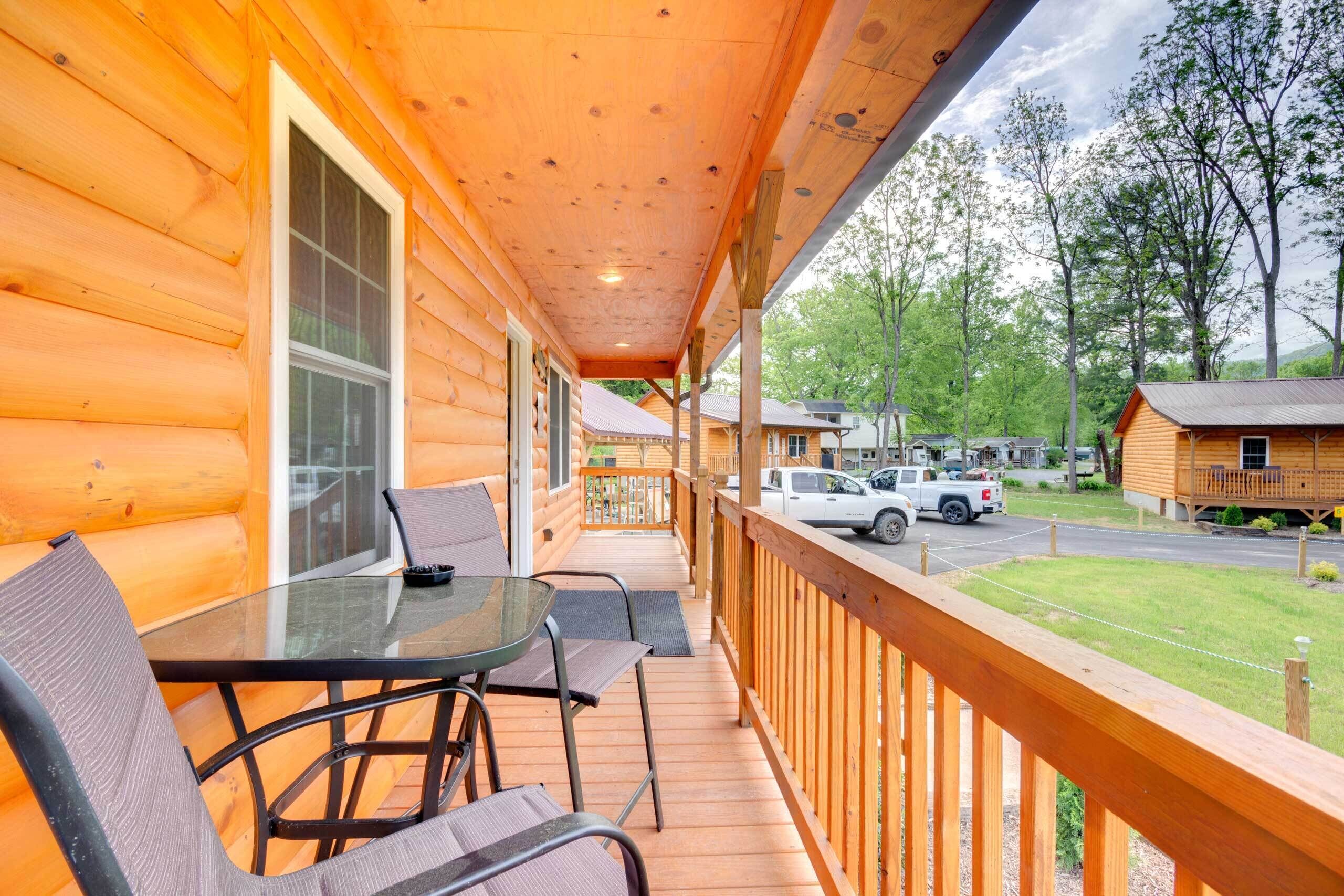 Cozy Cabin on Tuckasegee River - Near Bryson City