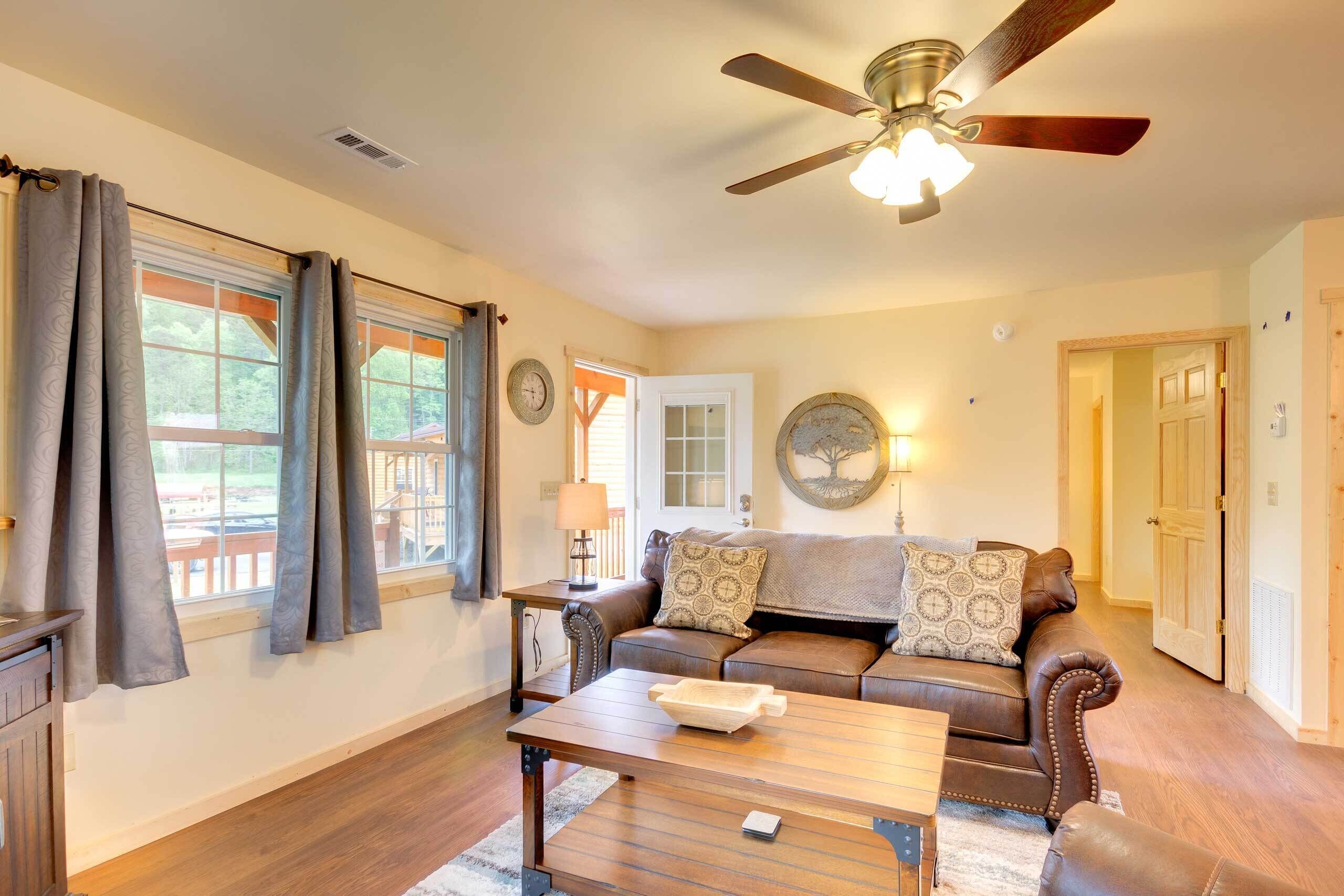 Cozy Cabin on Tuckasegee River - Near Bryson City