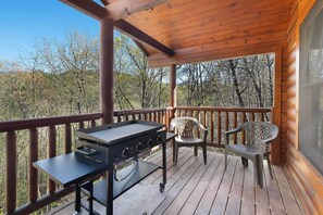 BBQ/picnic Area - Private Smoky Mtn Log Home w/ 2 Decks + Hot Tub! (Sevierville)