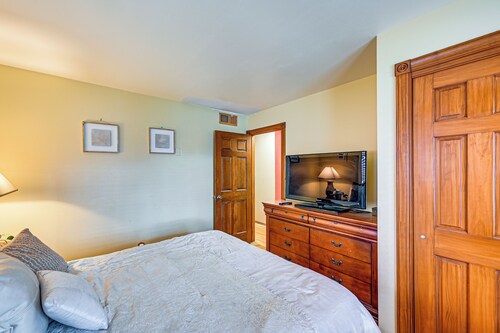 < 1 Mi to Ocean Gate Beach! Lovely Home w/ Hot Tub