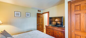 < 1 Mi to Ocean Gate Beach! Lovely Home w/ Hot Tub